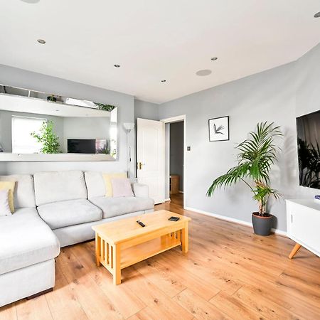 Apartmán Cosy 1-Bed E15, Sleeps 4, 1 Min From Tube Station Near O2 Arena Londýn Exteriér fotografie